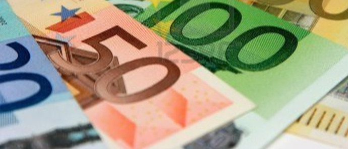 Dos jóvenes aceptan condenas de 2 años de prisión por comprar 27 billetes falsos